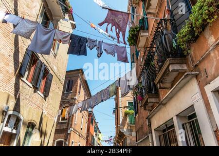 Lavage suspendu à sec, dans les rues arrière de Venise, Italie Banque D'Images