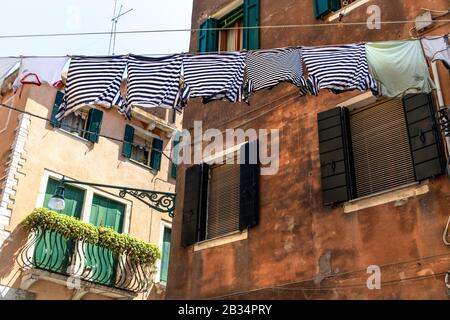 Lavage suspendu à sec, dans les rues arrière de Venise, Italie Banque D'Images