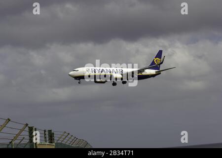 Lanzarote, ESPAGNE - 05 avril 2019: Ryanair Boeing 737 approchant la piste, atterrissage. Ryanair DAC est une compagnie aérienne irlandaise à bas prix fondée en 1984. 225 destination Banque D'Images