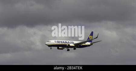 Lanzarote, ESPAGNE - 05 avril 2019: Ryanair Boeing 737 approchant la piste, atterrissage. Ryanair DAC est une compagnie aérienne irlandaise à bas prix fondée en 1984. 225 destination Banque D'Images