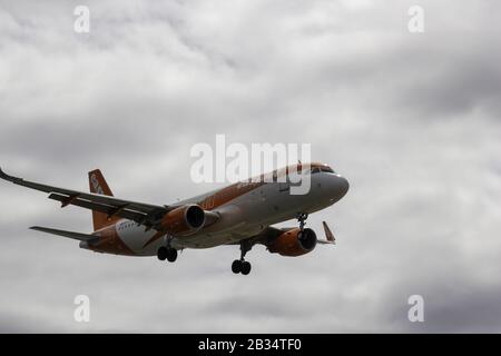 Lanzarote, ESPAGNE - 05 avril 2019 : easyJet, Airbus A 320 - 251 N en approche de la piste, atterrissage. EasyJet est une compagnie aérienne britannique à bas prix. Services sur plus de 1,00 Banque D'Images