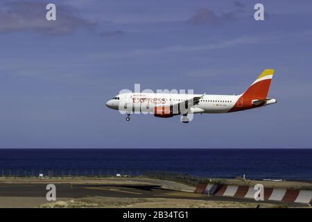 Lanzarote, ESPAGNE - 05 avril 2019: Iberia Express Airbus A 320 approchant la piste, atterrissage. Iberia Express est une compagnie aérienne espagnole à bas prix appartenant à Iberia. Banque D'Images