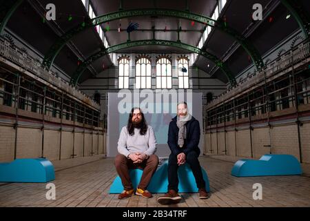 Les artistes Phil Duckworth et Ben Sadler (à gauche) de Juneau Projects, qui ont développé une installation d'art réfléchissant spéculaire à Moseley Road Baths, Birmingham, qui présente des animations peintes à la main créées par 500 personnes locales en collaboration avec la National Trust. Banque D'Images