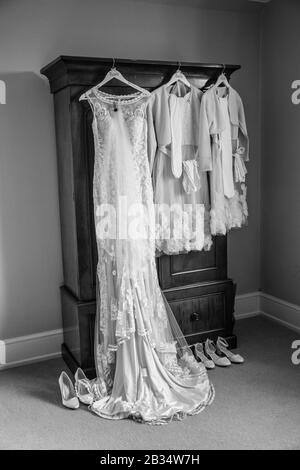 Robe de mariage et robes mariées pendantes en attendant d'être portées à la journée de mariage des mariées à Hereford en Angleterre Banque D'Images