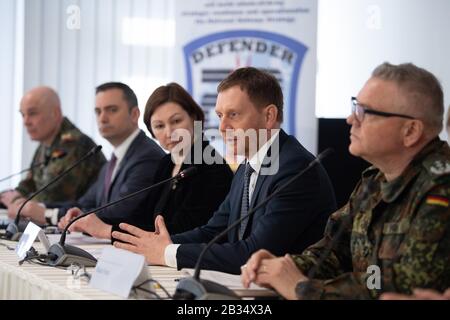 Frankenberg, Allemagne. 04 mars 2020. Klaus Fink (r-l), Commandant du Commandement d'Etat de Saxe, Michael Kretschmer (CDU), Premier Ministre de Saxe, Inga Skujina, Ambassadeur de Lettonie, Timothy Eydelnant, Consul général des Etats-Unis, Et Hartmut Renk, Chef d'état-major de l'armée américaine Europe, siège dans leur siège lors d'une conférence de presse sur l'exercice militaire Defender Europe 2020 et les mouvements de troupes à travers la Saxe. Dans le cadre de l'exercice à grande échelle, environ 20 000 soldats doivent être transférés des États-Unis à travers l'Allemagne vers l'Europe de l'est. Crédit: Sebastian Kahnert/Dpa-Zentralbild/Dpa/Alay Live News Banque D'Images