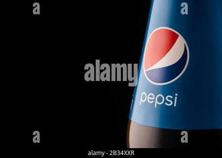 Krasnoyarsk, Russie 23 février 2020: Fragment Pepsi de l'étiquette de marque sur le gros plan de la bouteille sur fond noir, vertical . Banque D'Images
