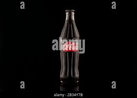 Krasnoyarsk, Russie 23 février 2020: Une bouteille de Coca Cola noir sans sucre zéro, sur fond sombre. Illustration Banque D'Images