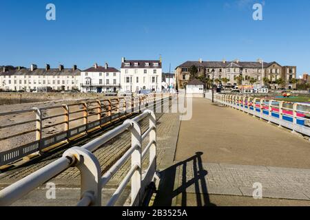 Vue de retour le long de la jetée vers la ville balnéaire de Beaumaris, île d'Anglesey, nord du Pays de Galles, Royaume-Uni, Grande-Bretagne Banque D'Images