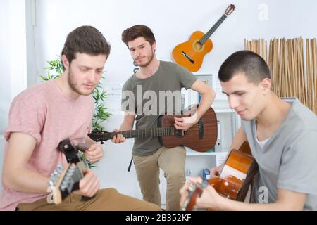 jeunes hommes avec instruments de musique Banque D'Images