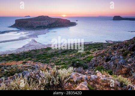 Coucher de soleil sur la plage de Balos en Crète, Grèce. Banque D'Images