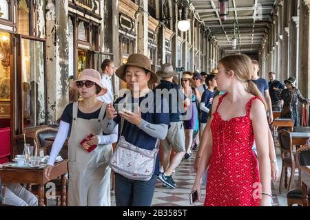 Touristes près de Caffe Florian le plus ancien café du monde, Piazza San Marco, Venise, Vénétie, Italie Banque D'Images