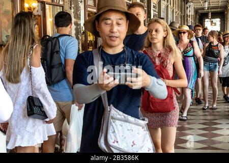 Touristes près de Caffe Florian le plus ancien café du monde, Piazza San Marco, Venise, Vénétie, Italie Banque D'Images