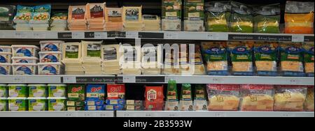 Dubaï Émirats arabes Unis décembre 2019 différents types de fromage sur les étagères d'une épicerie. Etagère de produits emballés, beurre et fromage sur un marché. Cheddar, E Banque D'Images