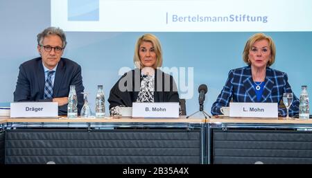 04 mars 2020, Rhénanie-du-Nord-Westphalie, Gütersloh: Jörg Dräger (l-r), membre du Conseil exécutif de la Fondation Bertelsmann, Brigitte Mohn, membre du Conseil exécutif, et Liz Mohn, vice-présidente du Conseil exécutif, présentent le rapport annuel lors de la conférence de presse annuelle. Le Conseil d'administration a donné des perspectives pour 2020. En 2019, la Bertelsmann Stiftung travaillait sur 70 projets dans les domaines de l'éducation, de la démocratie, de l'Europe, de la santé, des valeurs et des affaires. Photo: David Inderlied/Dpa Banque D'Images