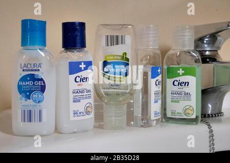 Gel désinfectant/aseptisant pour les mains dans de petites bouteilles, qui sont presque vendues au Royaume-Uni lors de l'alerte sanitaire Coronavirus Covid-19. - 4 Mars 2020 Pi Banque D'Images