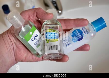 Gel désinfectant/aseptisant pour les mains dans de petites bouteilles, qui sont presque vendues au Royaume-Uni lors de l'alerte sanitaire Coronavirus Covid-19. - 4 Mars 2020 Pi Banque D'Images