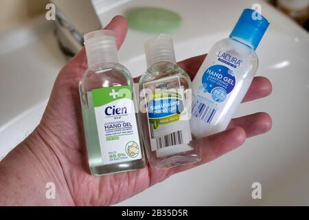 Gel désinfectant/aseptisant pour les mains dans de petites bouteilles, qui sont presque vendues au Royaume-Uni lors de l'alerte sanitaire Coronavirus Covid-19. - 4 Mars 2020 Pi Banque D'Images