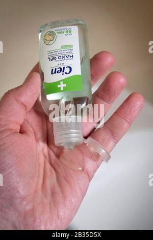 Gel désinfectant/aseptisant pour les mains dans de petites bouteilles, qui sont presque vendues au Royaume-Uni lors de l'alerte sanitaire Coronavirus Covid-19. - 4 Mars 2020 Pi Banque D'Images