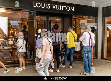 Les touristes attendent à l'extérieur de la boutique Louis Vuitton à Venise, en Italie, pour qu'elle s'ouvre. Banque D'Images