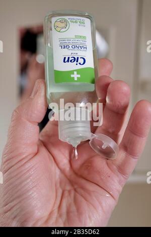 Gel désinfectant/aseptisant pour les mains dans de petites bouteilles, qui sont presque vendues au Royaume-Uni lors de l'alerte sanitaire Coronavirus Covid-19. - 4 Mars 2020 Pi Banque D'Images