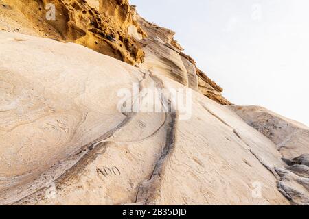 Formations rocheuses volcaniques érodées par le vent et l'eau au Montana Amarilla, Yellow Mountain, sur la côte à Costa del Silencio, Tenerife, îles Canaries, Spa Banque D'Images