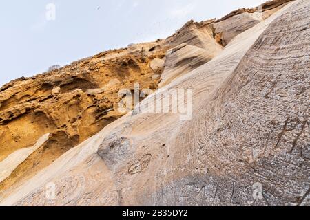 Formations rocheuses volcaniques érodées par le vent et l'eau au Montana Amarilla, Yellow Mountain, sur la côte à Costa del Silencio, Tenerife, îles Canaries, Spa Banque D'Images