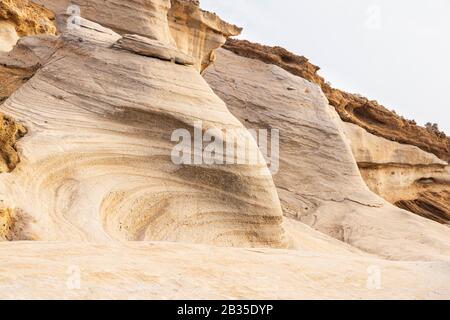 Formations rocheuses volcaniques érodées par le vent et l'eau au Montana Amarilla, Yellow Mountain, sur la côte à Costa del Silencio, Tenerife, îles Canaries, Spa Banque D'Images