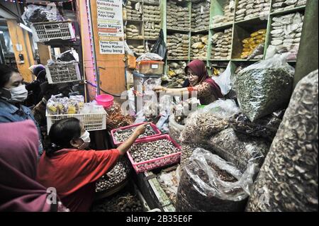 Yogyakarta, Indonésie. 4 mars 2020. Les gens achètent des ingrédients à base de plantes pour faire des boissons traditionnelles comme rappel immunitaire au marché traditionnel de Beringharjo à Yogyakarta, Indonésie, 4 mars 2020. Crédit: Supriyanto/Xinhua/Alay Live News Banque D'Images