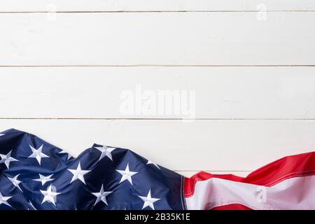 Drapeau américain allongé sur un vieux fond blanc en bois Banque D'Images
