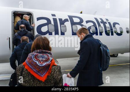 4 mars 2020, Varsovie, Pologne : passagers embarquant un avion balte Bombardier Q400 de la prochaine génération à l'aéroport Chopin de Varsovie. (Image crédit : © Omar marques/SOPA Images via ZUMA Wire) Banque D'Images