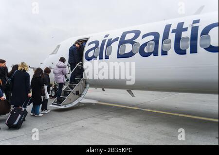 4 mars 2020, Varsovie, Pologne : passagers embarquant un avion balte Bombardier Q400 de la prochaine génération à l'aéroport Chopin de Varsovie. (Image crédit : © Omar marques/SOPA Images via ZUMA Wire) Banque D'Images