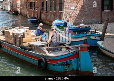 Marchandises livrées par barge, canal, Venise, Italie. Banque D'Images