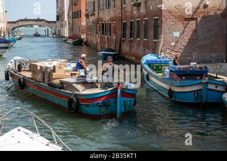 Marchandises livrées par barge, canal, Venise, Italie. Banque D'Images