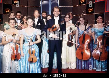 Niederländischer Violoniste, Orchesterleiter, Arrangeur und Musikproduzent ANDRÉ RIEU & ORCHESTER zu Gast in der Sendung MUSIKANTENSTADL, Deutschland 1990. Violoniste néerlandais, chef d'orchestre, arrangeur et producteur de musique ANDRÉ RIEU & ORCHESTER invité au programme MUSIKANTENSTADL, Allemagne 1990. Banque D'Images