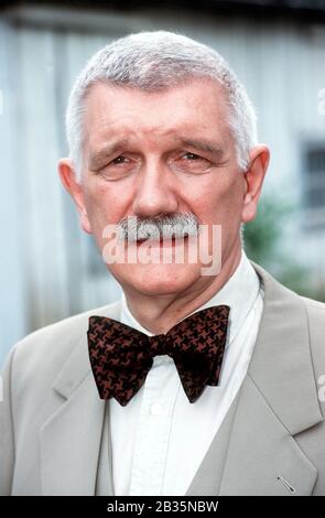 Deutscher Schauspieler KARL-HEINZ VON HASSEL spielt im TATORT Kommissar Brinkmann, Allemagne 1995. L'acteur allemand KARL-HEINZ VON HASSEL joue au poste de commissaire DE TATORT Brinkmann, Allemagne 1995. Banque D'Images