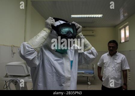 Un personnel médical se prépare à entrer dans la salle d'isolement pour les patients atteints du virus corona à l'hôpital régional de Cut Meutia (RSUD) dans le district d'Aceh du Nord.les hôpitaux de toute l'Indonésie se préparent à faire face à la possibilité d'une éclosion après que le gouvernement indonésien annonce que deux personnes ont été infectées par le virus corona (covid-19). Banque D'Images