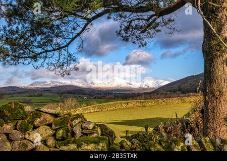 En regardant la vallée de Crake vers le vieux Homme de Coniston couvert de neige fraîche. Fujifilm X-T 3, Fujinon 18-55 f2,8-4,0 à 31,5 mm, f=13, 1/100 Banque D'Images