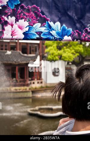 Vue partielle de la dame chinoise dans la robe traditionnelle Banque D'Images