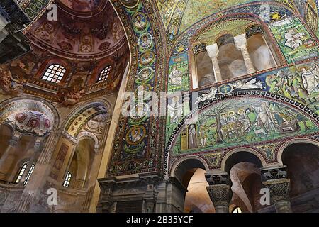 Peintures murales d'église magnifiquement élaborées dans la Basilique de San vitale Ravenne Emilie-Romagne Italie Banque D'Images