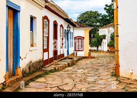 Pavés faits par des esclaves dans les rues avec des maisons de style colonial dans la ville de Tiradentes construite au XVIIIe siècle Banque D'Images