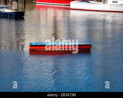 barque rouge et bleu avec mouette à l'intérieur Banque D'Images