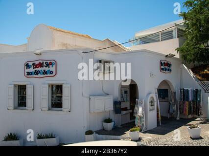 Fira, Grèce - 19 juillet 2019: L'entrée du magasin d'accessoires vestimentaires de la boutique de perles au large de la rue Mitropoleos Banque D'Images