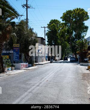 Perissa, Grèce - 18 juillet 2019: La vue le long de la route Fira à Perissa en direction de Perissa Banque D'Images