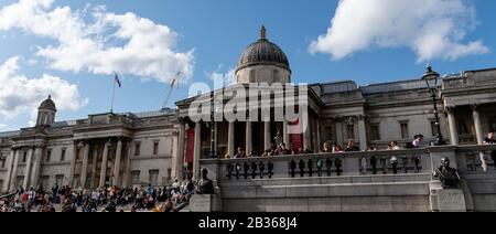Londres, Royaume-Uni - 18 août 2019 : touristes regardant la colonne de Nelson depuis devant la National Gallery de Trafalgar Square Banque D'Images