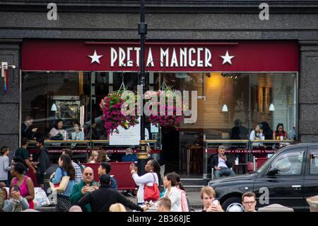 Londres, Royaume-Uni - 18 août 2019: La façade de teh Pret a Manger sandwich shop sur Trafalgar Square Banque D'Images