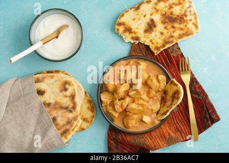 Poulet au beurre indien avec pain naan Banque D'Images