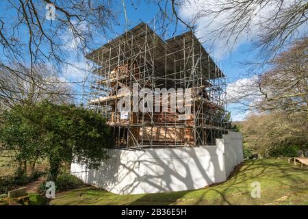 Watts Chapel, un bâtiment historique classé de classe I, en cours de restauration et entouré d'échafaudages, Compton, Surrey, Royaume-Uni Banque D'Images