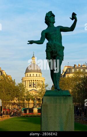 Le jardin du Luxembourg avec la statue De l'acteur grec par Charles Arthur Bourgeois en 1868 et le Panthéon en arrière-plan Banque D'Images