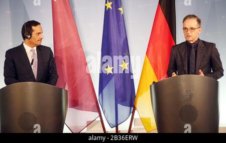 Berlin, Allemagne. 04 mars 2020. Heiko Maas (SPD), Ministre fédéral des affaires étrangères, et Sheikh Mohammed bin Abdulrahman bin Jassim Al Thani (l), Ministre des affaires étrangères du Qatar, répondent aux questions des journalistes après leur interview au Bureau fédéral des affaires étrangères. Crédit: Wolfgang Kumm/Dpa/Alay Live News Banque D'Images