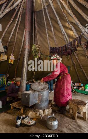 Mongolie, province de Khovssol, près de Tsagaiannur, Taïga de l'Ouest, camp de Tsaatan, couple à l'intérieur d'une tente traditionnelle, altitude 2203 mètres Banque D'Images